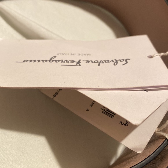 SALVATORE FERRAGAMO silver tone belt with Gancini buckle and black leather strap - Picture 4 of 7